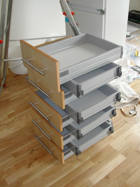 Küchenzeile ohne Küche und Hängeschränke ohne Wand. ;-) - Bauanleitung