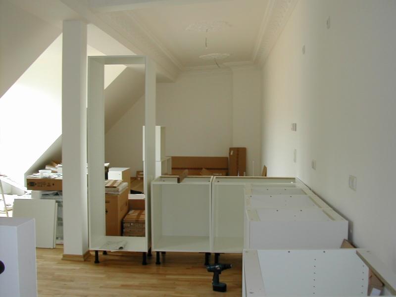 Küchenzeile ohne Küche und Hängeschränke ohne Wand. ;-) - Bauanleitung