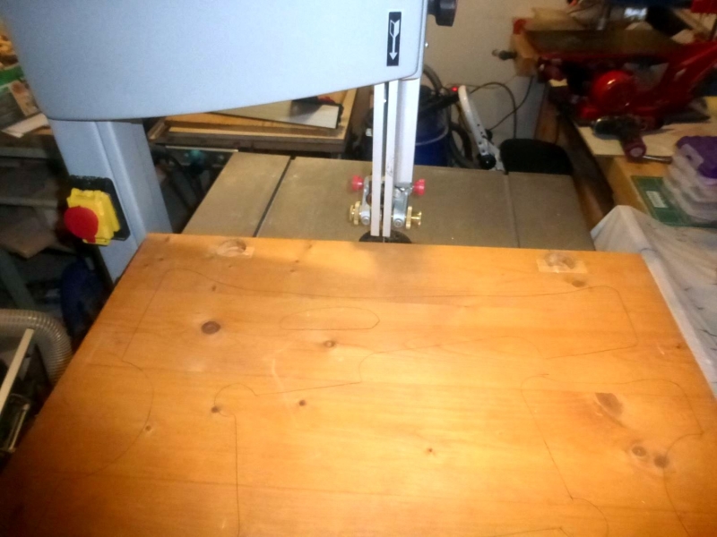 Klappbarer und mobiler Gitarrenständer - Bauanleitung zum Selberbauen