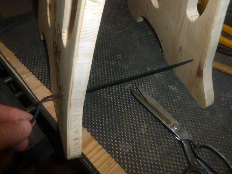 Klappbarer und mobiler Gitarrenständer - Bauanleitung zum Selberbauen