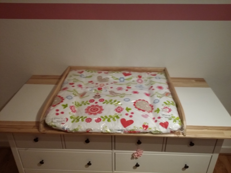 Wickelauflage auf Hemnes Kommode vom schwedischen Einrichtungshaus. Bauanleitung zum