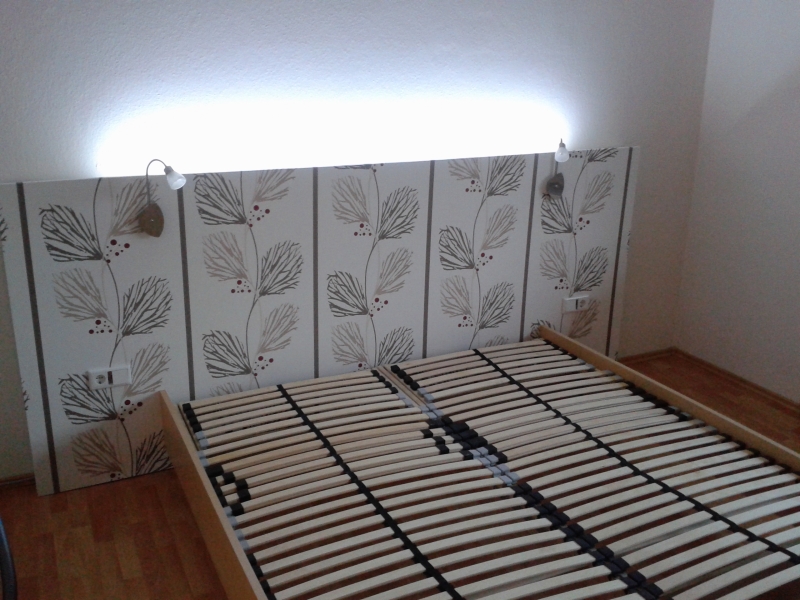 Bettrückwand mit Nachttischen, LED Beleuchtung, Leselampen ...