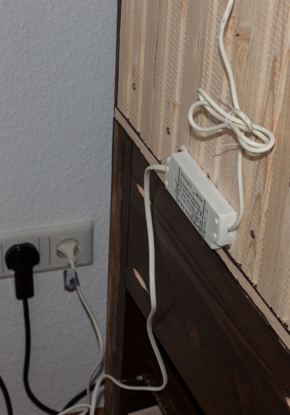 Computerschrank Teil 3, Schubladen, LED-Beleuchtung und "Power