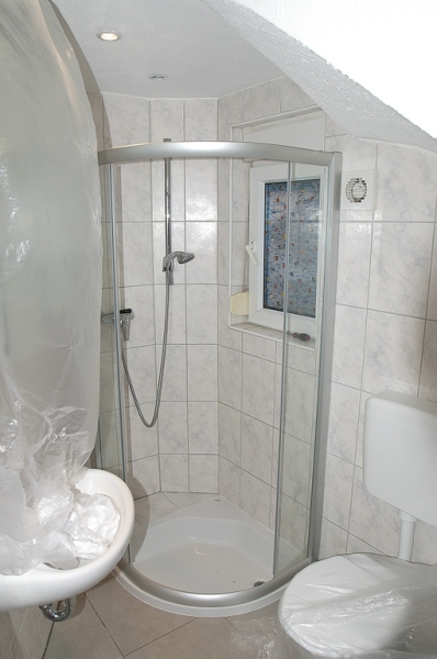 Mini-Badezimmer nach Wasserschaden neu aufgebaut ...