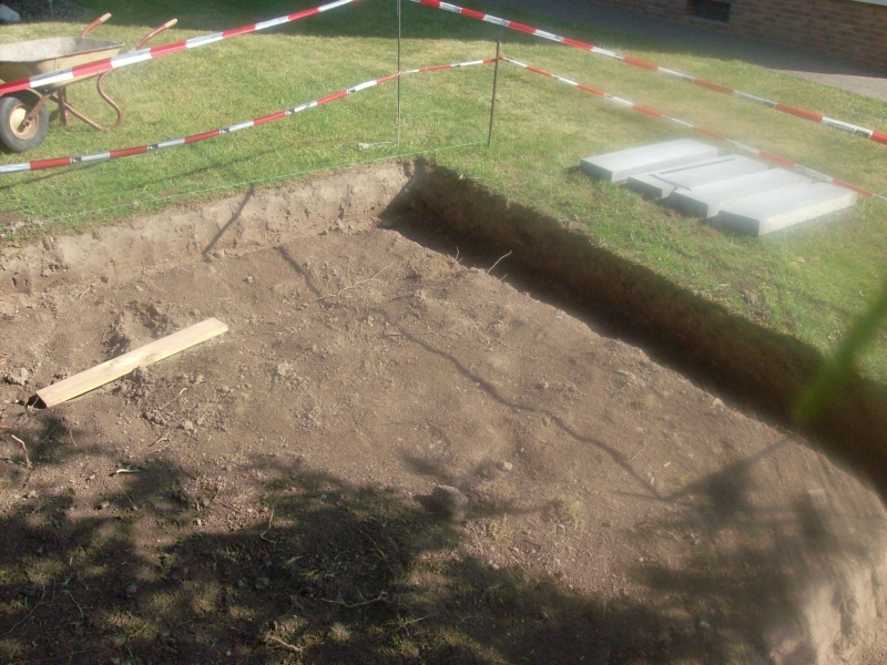 Terasse in Fischgrätenmuster als Unterbau für eine Holzgarage