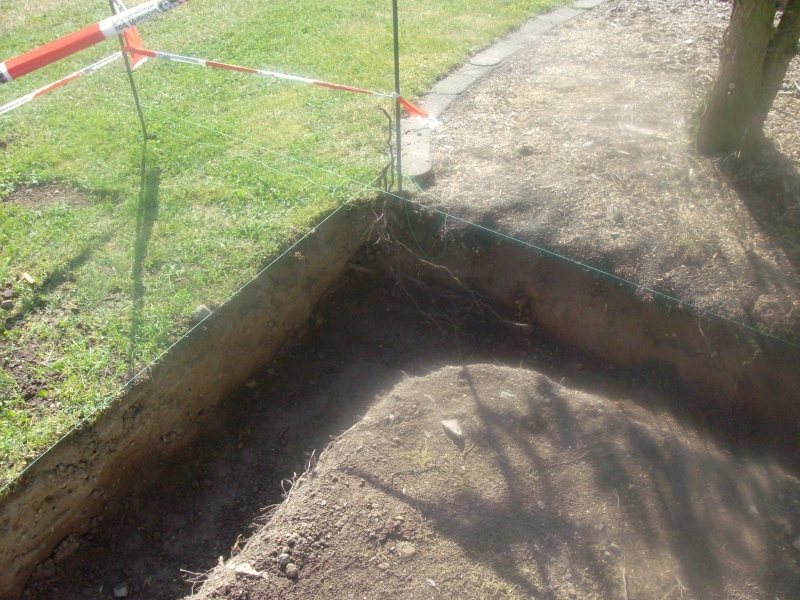 Terasse in Fischgrätenmuster als Unterbau für eine Holzgarage