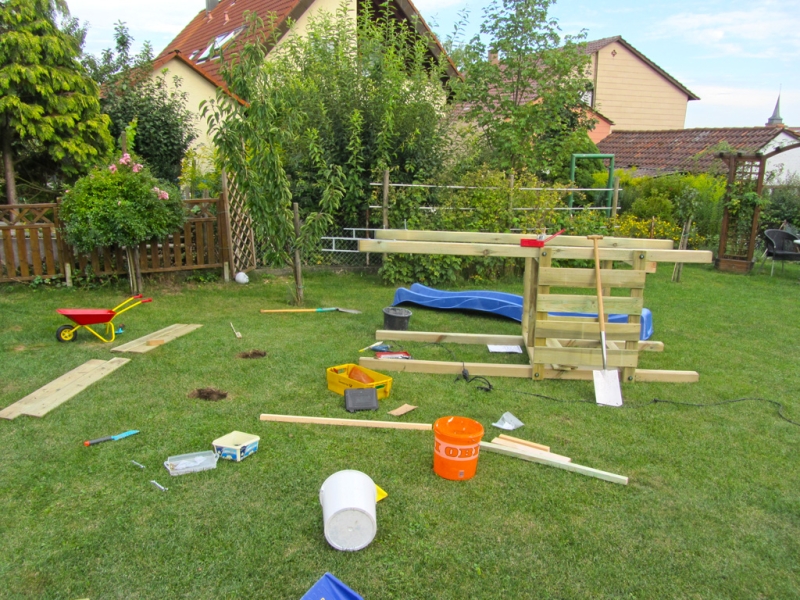 Spielturm im Garten selbst aufgebaut Bauanleitung zum Selberbauen 1