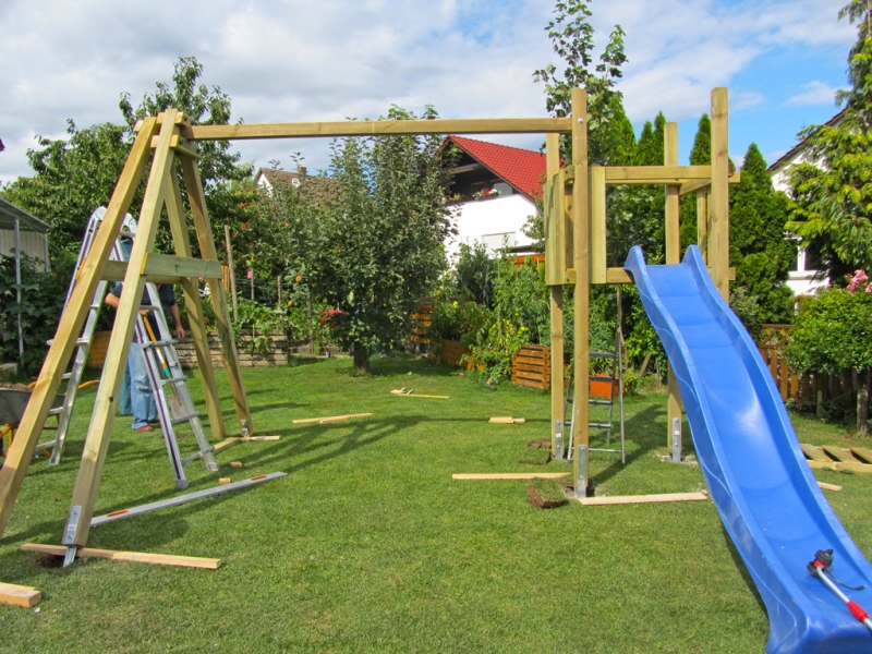 Spielturm im Garten selbst aufgebaut Bauanleitung zum Selberbauen 1