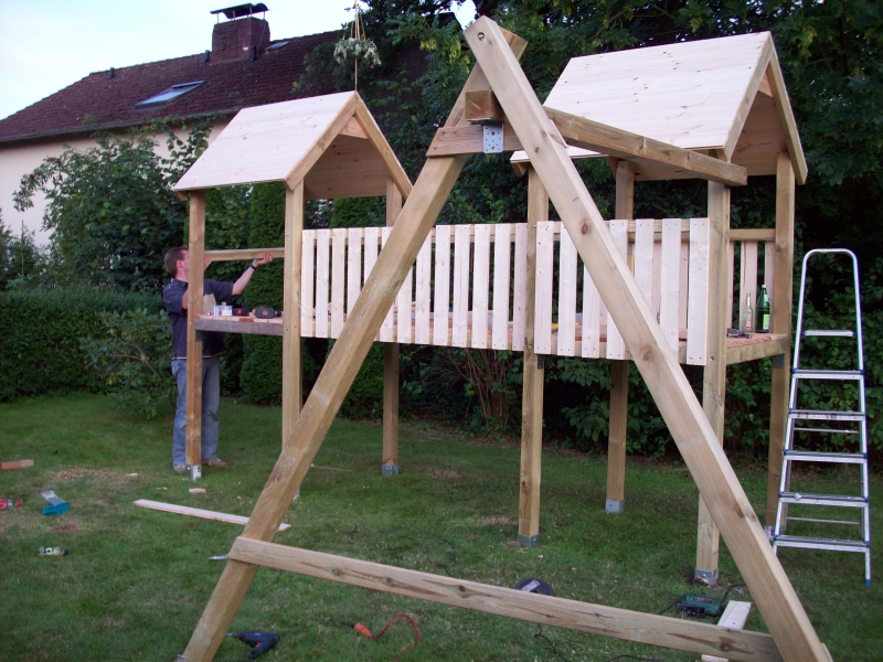 Spielturm mit Brücke und Schaukel Bauanleitung zum Selberbauen 12